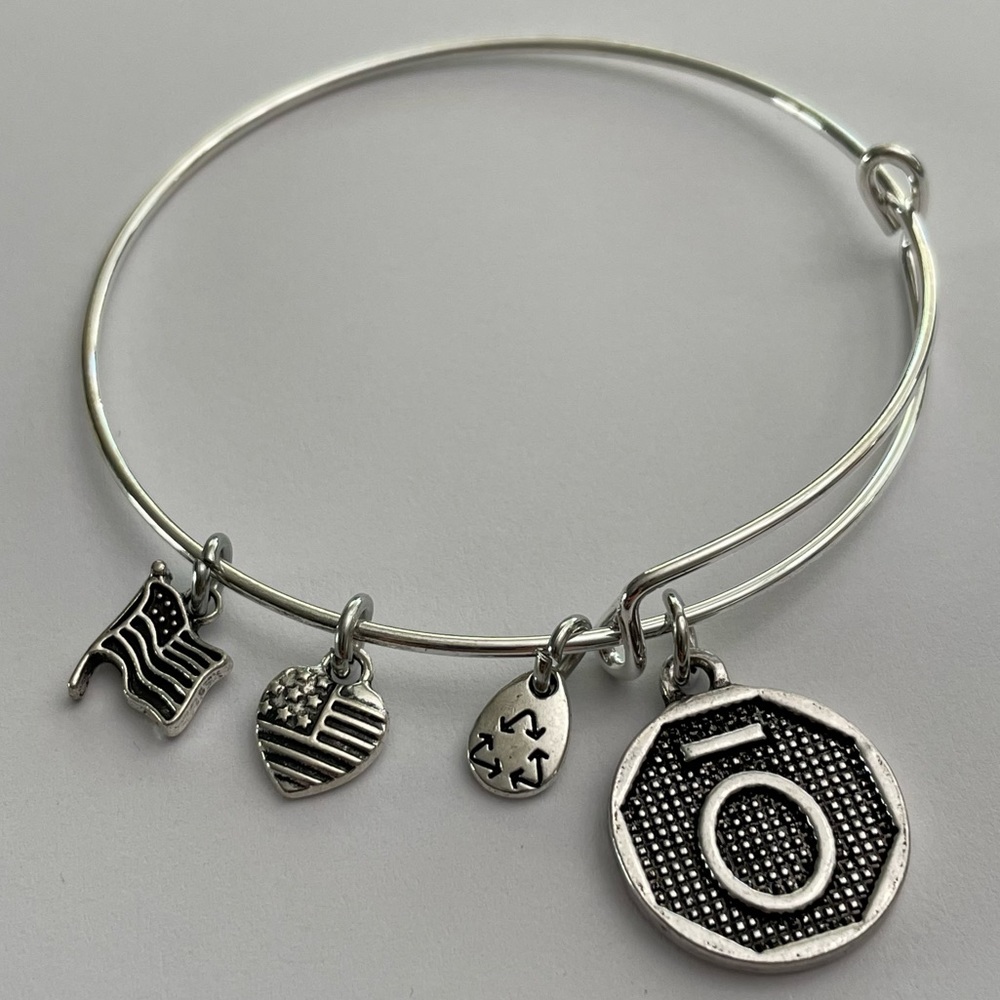 NIP dōTERRA® Ō Bangle Bracelet - Silver